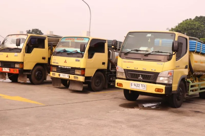 Tiga truk pengangkut tinja yang diamankan DLH DKI Jakarta