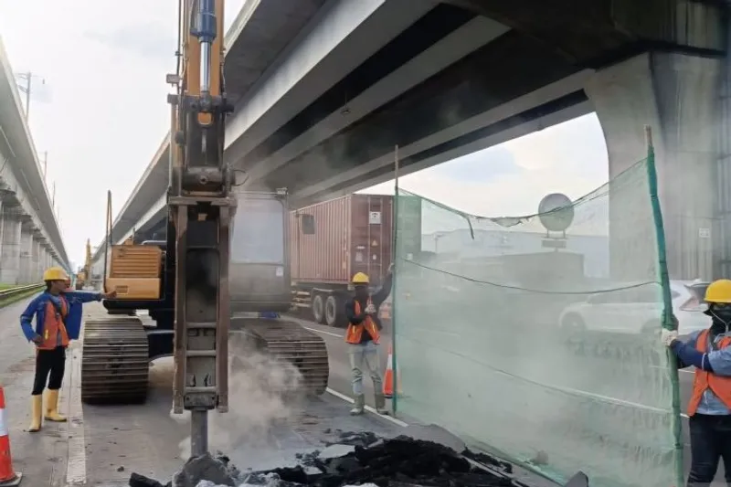 Pekerjaan rekonstruksi jalan di Ruas Tol Jakarta-Cikampek