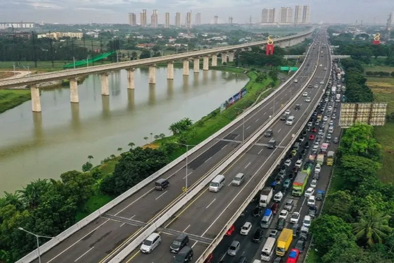 Foto udara kendaraan melintas di Jalan Tol Layang Sheikh Mohammed bin Zayed (MBZ), 