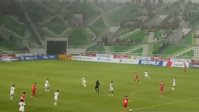 Laga antara Timnas Indonesia U-17 (putih) melawan Tajikistan (merah)