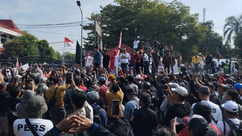 Aksi ribuan warga di depan pendopo Kabupaten Pati