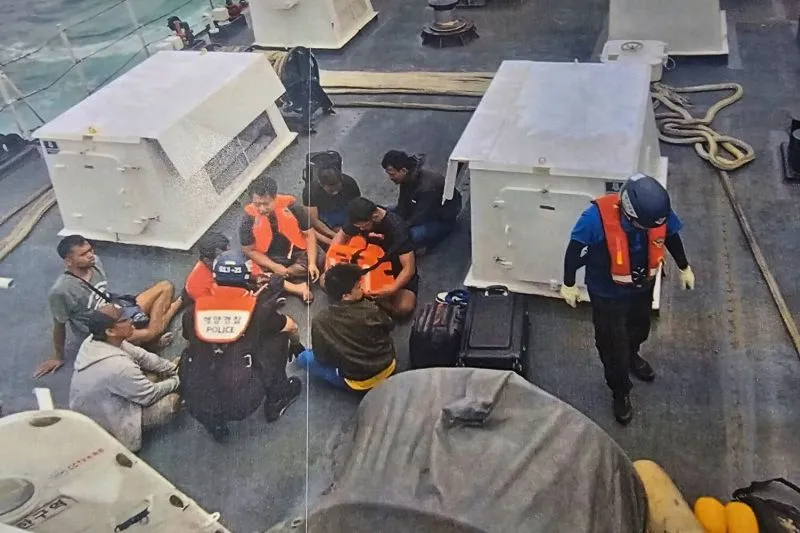 Bakamla RI, Korea Coast Guard, dan KBRI Seoul melakukan aksi penyelamatan 8 ABK WNI 
