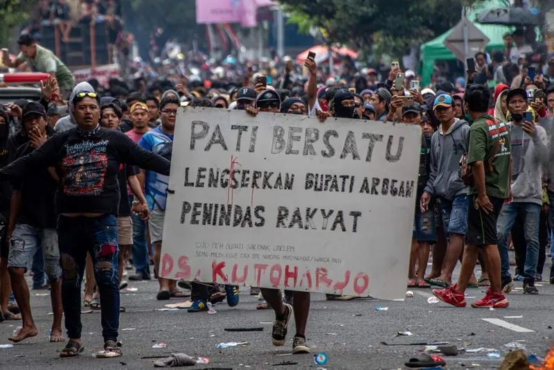 antarafoto-unjuk-rasa-warga-di-kabupaten-pati-1755084603-1