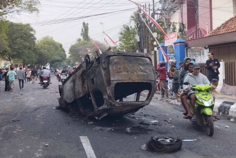 Mobil aparat kepolisian jenis Toyota Avanza yang terbakar di Jalan Dokter Wahidin Pati