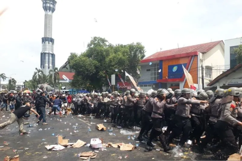 Sejumlah aparat Kepolisian menyelamatkan diri dari amukan massa pendemo bupati pati