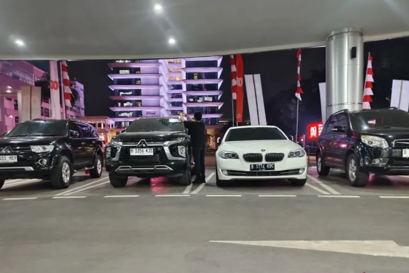 Empat unit mobil yang diduga milik Riza Chalid 