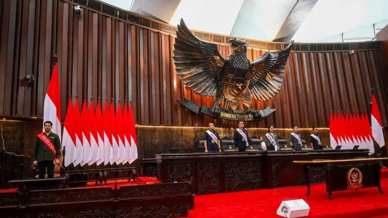 Sejumlah pegawai melakukan gladi kotor persiapan pidato presiden di kompleks parlemen