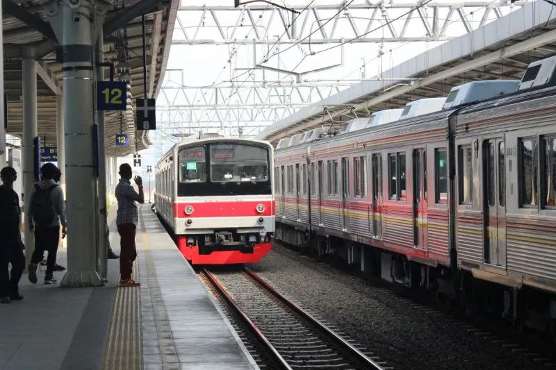 Penumpang menunggu kedatangan KRL Commuter Line Manggarai-Bogor 
