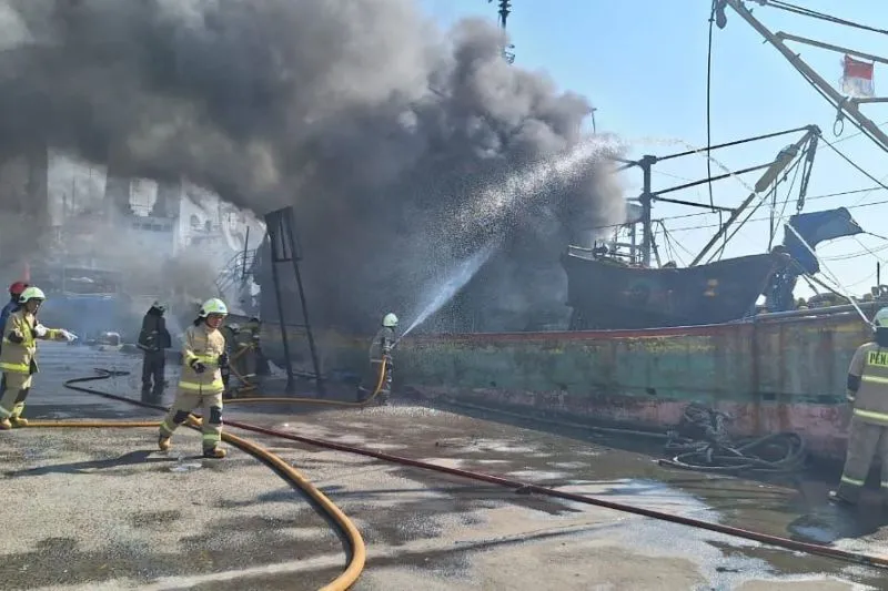 Sejumlah kapal di Dermaga Muara Baru Penjaringan Jakarta Utara terbakar 