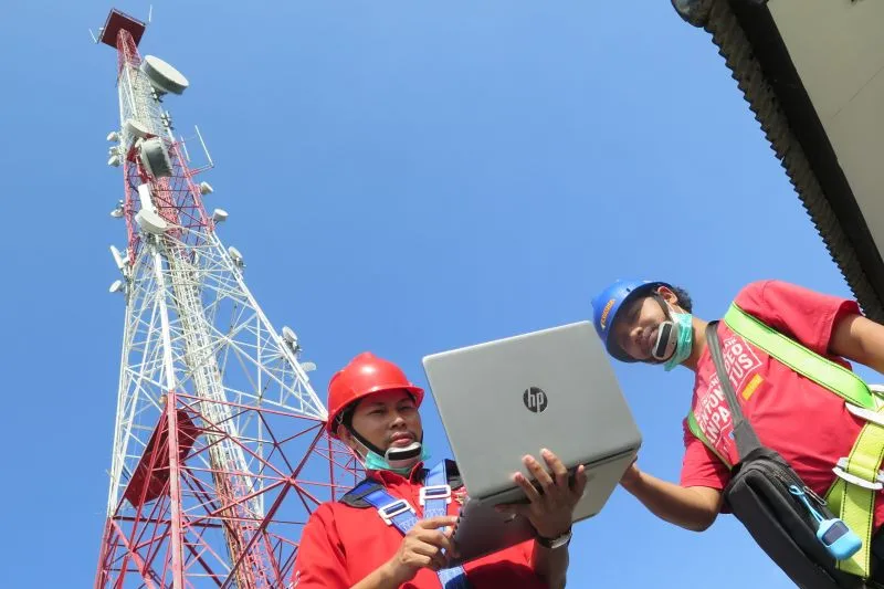 Petugas Telkomsel saat melakukan pengecekan jaringan di Tanah Papua 