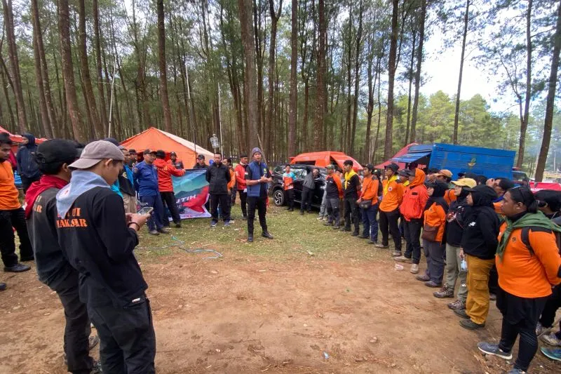 tim Siaga SAR Merah Putih kawal pendaki hut ri gunung bawakaraeng