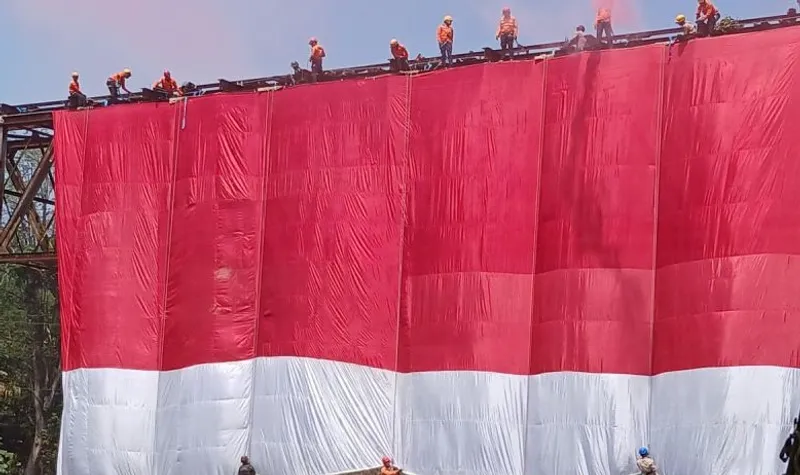 Pembentangan bedera merah putih raksasa di Sungai Progo