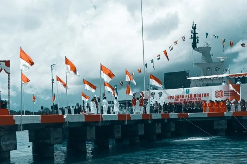 Pengibaran bendera Merah Putih detik-detik HUT RI ke-80 di Pulau Bromsi Distrik Aimando Kabupaten Biak Numfor, Papua, Minggu (17/8). ANTARA/Muhsidin (foto)