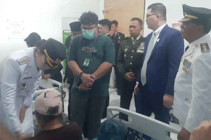 Bupati Poso Verna Inkiriwang (kiri) mengunjungi salah para korban gempa di RSUD Poso, Minggu (17/8/2025). (ANTARA/HO-Dokumentasi Pribadi)