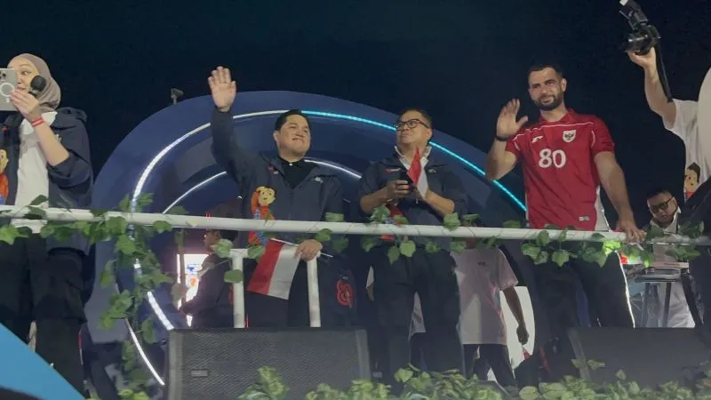 Pemain bola Jordi Amat bersama Menteri BUMN Erick Thohir 