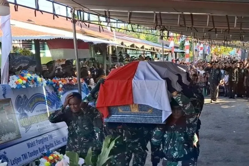 Ayah Prada Lucky menangis saat mengantar anaknya di dalam peti jenazah 