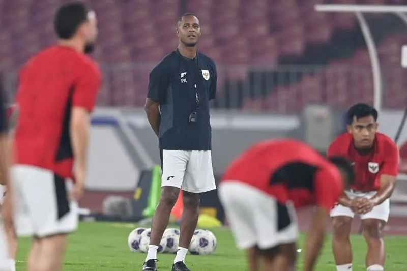 Pelatih Timnas Indonesia Patrick Kluivert memimpin sesi latihan resmi