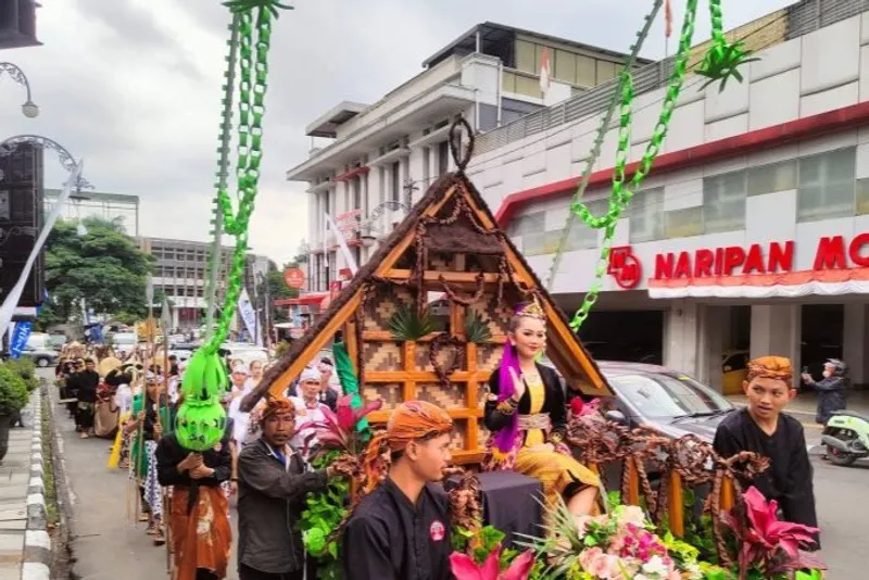 Peserta kirab budaya dalam rangkaian perayaan HUT ke-80 Provinsi Jawa Barat