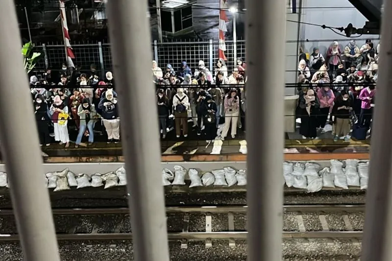Stasiun Palmerah, Jakarta, dipadati penumpang lantaran perjalanan KRL sempat dihentikan akibat gempa Stasiun Palmerah, Jakarta, dipadati penumpang lantaran perjalanan Kereta Rel Listrik (KRL) sempat dihentikan akibat gempa di wilayah Kabupaten Bekasi, Jawa Barat, Rabu (20/8/2025) malam. ANTARA/HO-Dokumentasi Pribadi