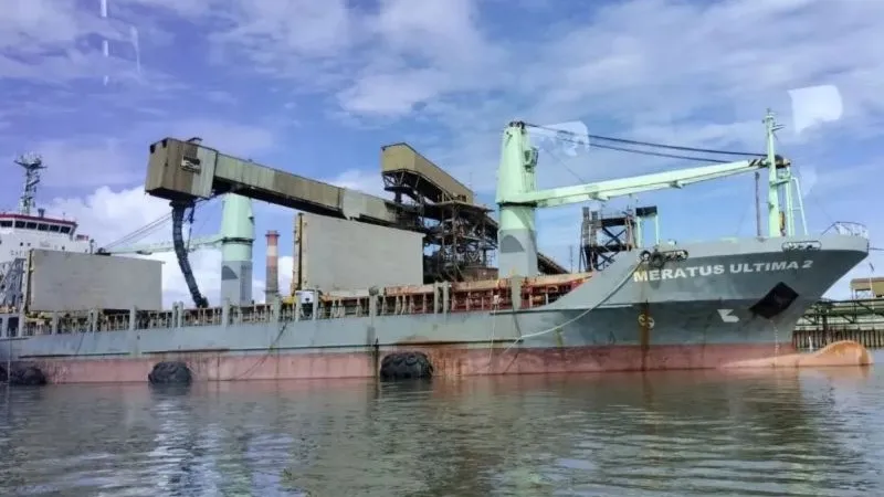 Konsentrat hasil tambang PT Freeport Indonesia dimuat ke kapal