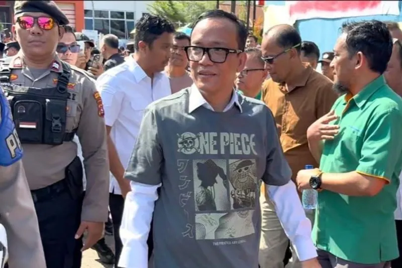 Wakil Menteri Ketenagakerjaan (Wamenaker) RI Immanuel Ebenezer Gerungan menggunakan kaus 
