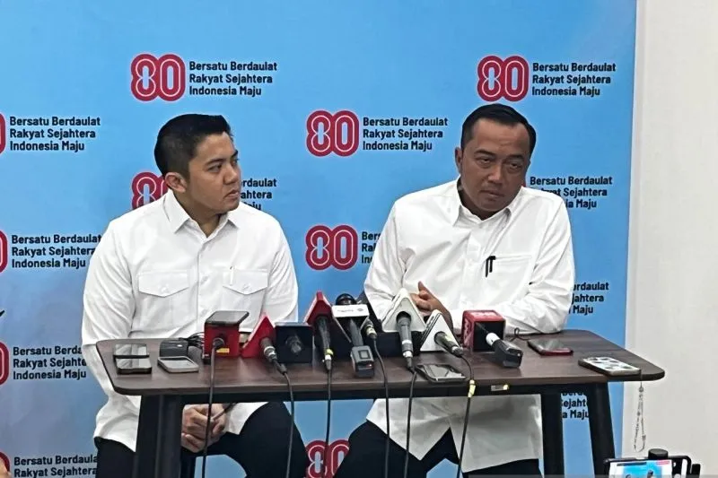 Menteri Sekretaris Negara Prasetyo Hadi didampingi Sekretaris Kabinet Teddy Indra Wijaya (kiri)