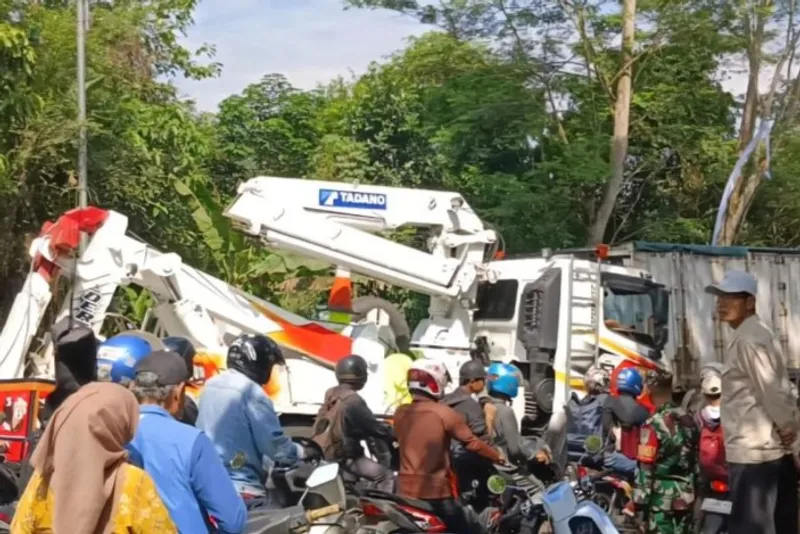 Tiga truk terlibat kecelakaan beruntun di Jalan Raya Cikalongkulon-Jonggol, Kabupaten Cianjur