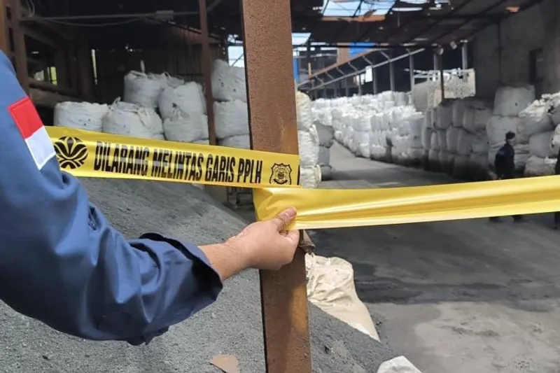 Petugas Penegakan Hukum (Gakkum) Kementerian Lingkungan Hidup (KLH) memasang garis penyegelan
