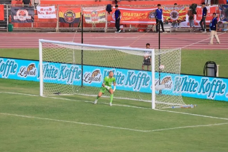 Penjaga gawang Dewa United Sonny Stevens