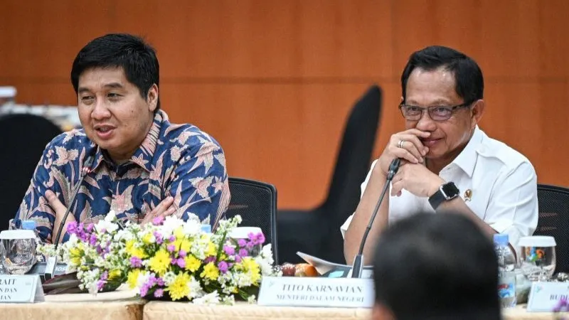 Menteri PKP Maruarar Sirait (kiri) dan Mendagri Tito Karnavian