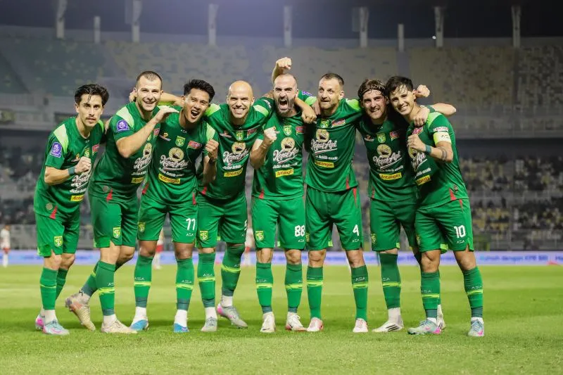 Sejumlah pemain Persebaya Surabaya berselebrasi