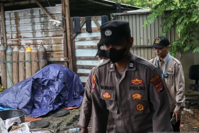 Petugas Badan Pengawas Tenaga Nuklir (Bapeten) dan polisi berjalan di lokasi radioaktif Cesium-137