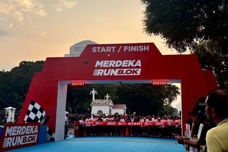 pelari bersiap sebelum sesi flag off Merdeka Run 8.0 K di depan Istana Merdeka