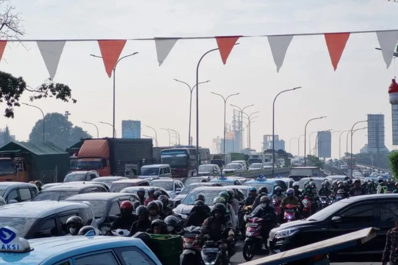 Kendaraan bermotor terjebak kemacetan lalu lintas di Jalan TB Simatupang