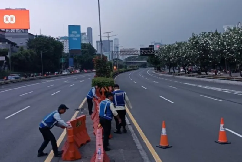 Petugas Jasa Marga tengah memasang barrier 
