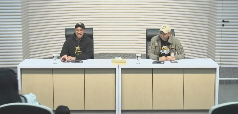 Komika Pandji Pragiwaksono bersama Direktur Sosialisasi dan Kampanye Anti-Korupsi KPK Amir Arief