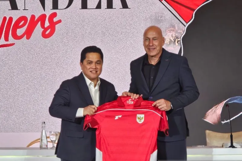 Ketua umum PSSI, Erick Thohir (kiri) dan direktur teknik baru PSSI, Alexamder Zwiers