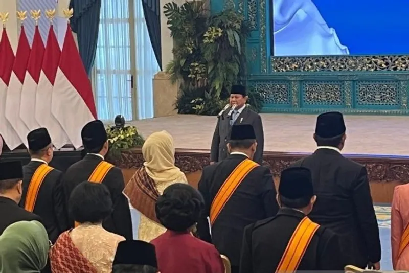 Presiden RI Prabowo Subianto memberikan kata sambutan dalam acara pemberian Tanda Kehormatan 