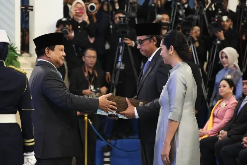 Bintang Republik Indonesia Utama pada keluarga Jenderal Polisi (Purn) Hoegeng Iman Santoso
