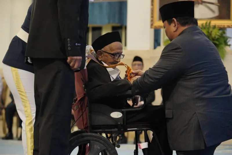 Tanda Kehormatan berupa Bintang Jasa Utama kepada Teungku Nyak Sandang bin Lamudin 