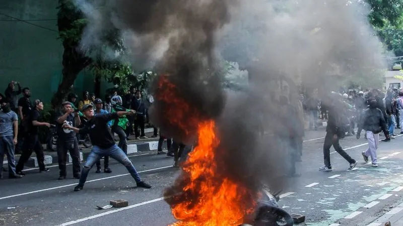 Pengunjuk rasa melempar batu saat aksi 25 Agustus 2025