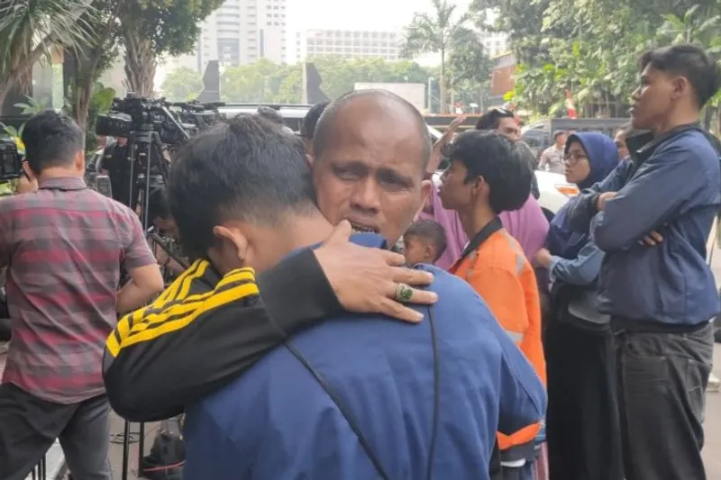 Seorang ayah memeluk anaknya setelah dipulangkan Polda Metro Jaya usai ditangkap saat demo 
