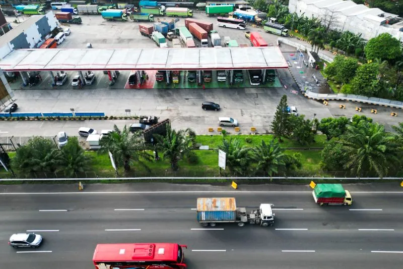 Foto udara tampak sejumlah kendaraan melintas di ruas tol