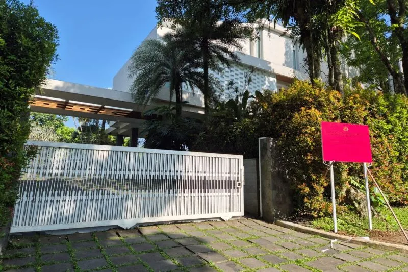Sebuah rumah mewah di atas bidang tanah yang diduga merupakan milik riza chalid