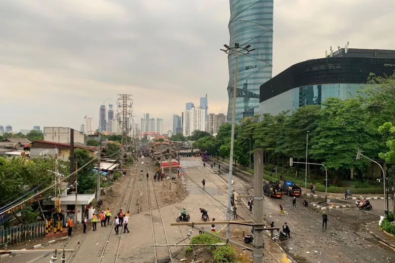 Petugas kepolisian melakukan blokade aksi unjuk rasa di Pejompongan