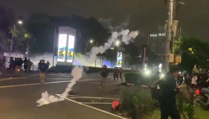 Bentrokan antara massa aksi unjuk rasa dengan aparat kepolisian 