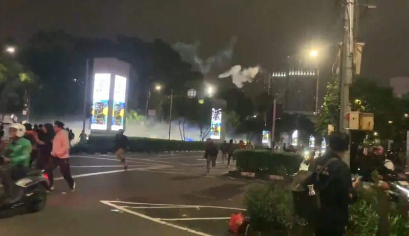 Bentrokan antara massa aksi unjuk rasa dengan aparat kepolisian masih memanas di sekitar pintu 1 Stadion Utama Gelora Bung Karno (SUGBK) Jakarta Pusat, Kamis, (28/8/2025), pukul 18.40 WIB/IVOOX.ID/Rinda Suherlina 