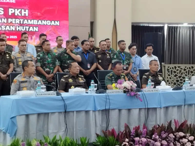Konferensi pers penertiban kawasan hutan oleh Satgas PKH 