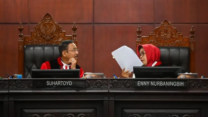 Ketua Mahkamah Konstitusi (MK) Suhartoyo (kiri) bersama Wakil Ketua MK Enny Nurbaningsih