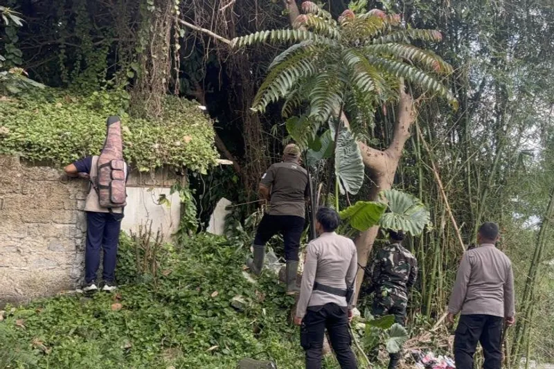 Petugas gabungan saat melakukan penyisiran area yang diduga titik terakhir dari macan tutul